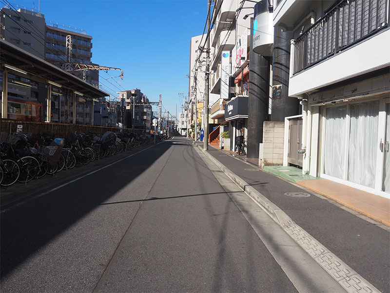 道順４：ホームを左手に１分ほど直進