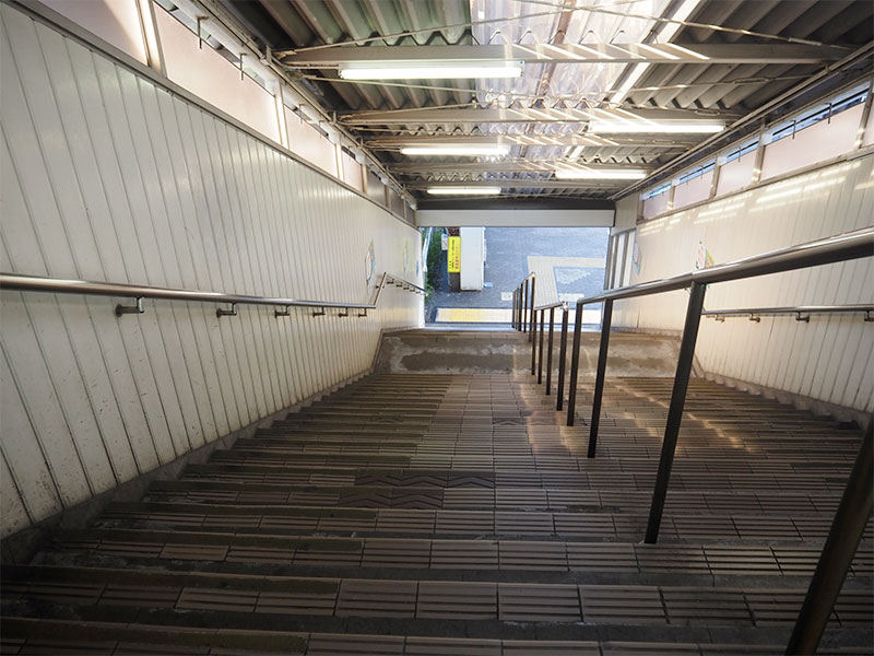 道順２：階段を降りて駅から出る